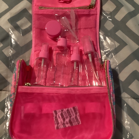 NWOT Lilly Pulitzer Hanging Travel Case “Splendor In The Sand” - Picture 1 of 7